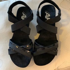 AK sport sz 8 WEDGE SANDAL black patent and stretch elastic for extra comfort 🌺